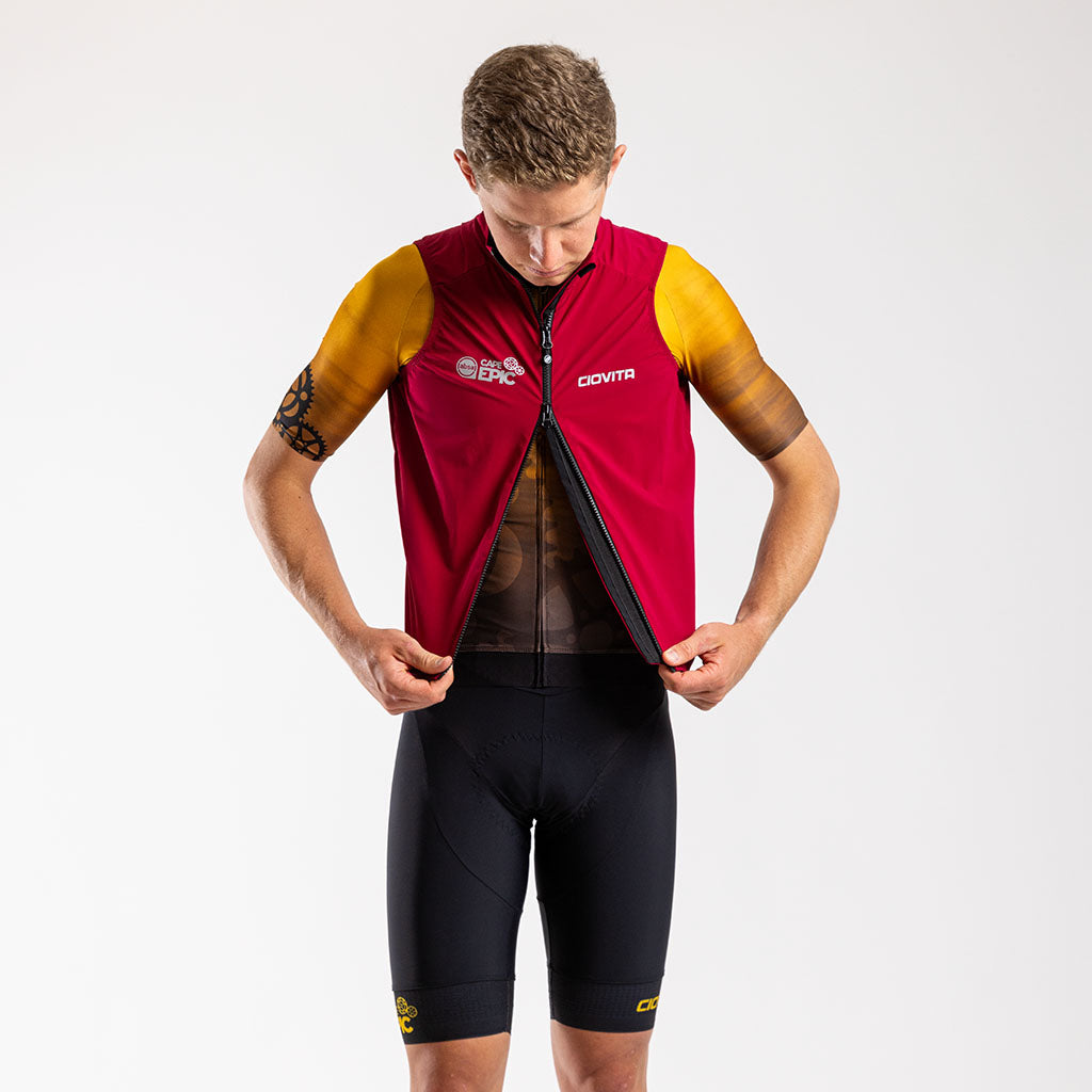 Men&#39;s Absa Cape Epic 2024 Apex Lamina Gilet (Burgundy)